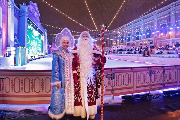 1Каток на Конюшенной площади. Дед Мороз и Снегурочка. Фото предоставлено пресс-службой Санкт-Петербургского детского ледового театра. Правообладатель: Санкт-Петербургский детский ледовый театр. 