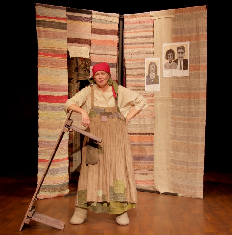 Моноспектакль актрисы Вологодского ТЮЗа Яны Лихотиной. Фото предоставлено пресс-службой Театра-фестиваля «Балтийский дом». Правообладатель: Театр-фестиваль «Балтийский дом». 