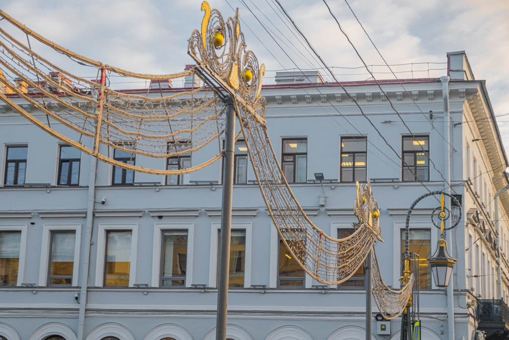 Зеленый мост уже готов к Новому году, а елки среди волн Мойки пока еще не появились. Фото: Ирина Иванова. Правообладатель: Институт культурных программ. Новый год 2024 Иванова-2563.jpg