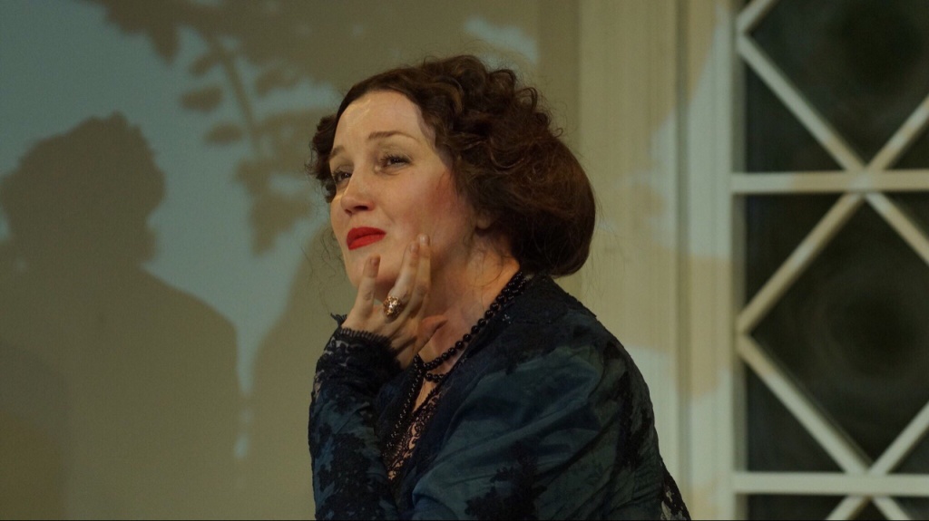 Ольга Альбанова в роли Раневской. Ольга Альбманов в роли Раневской.