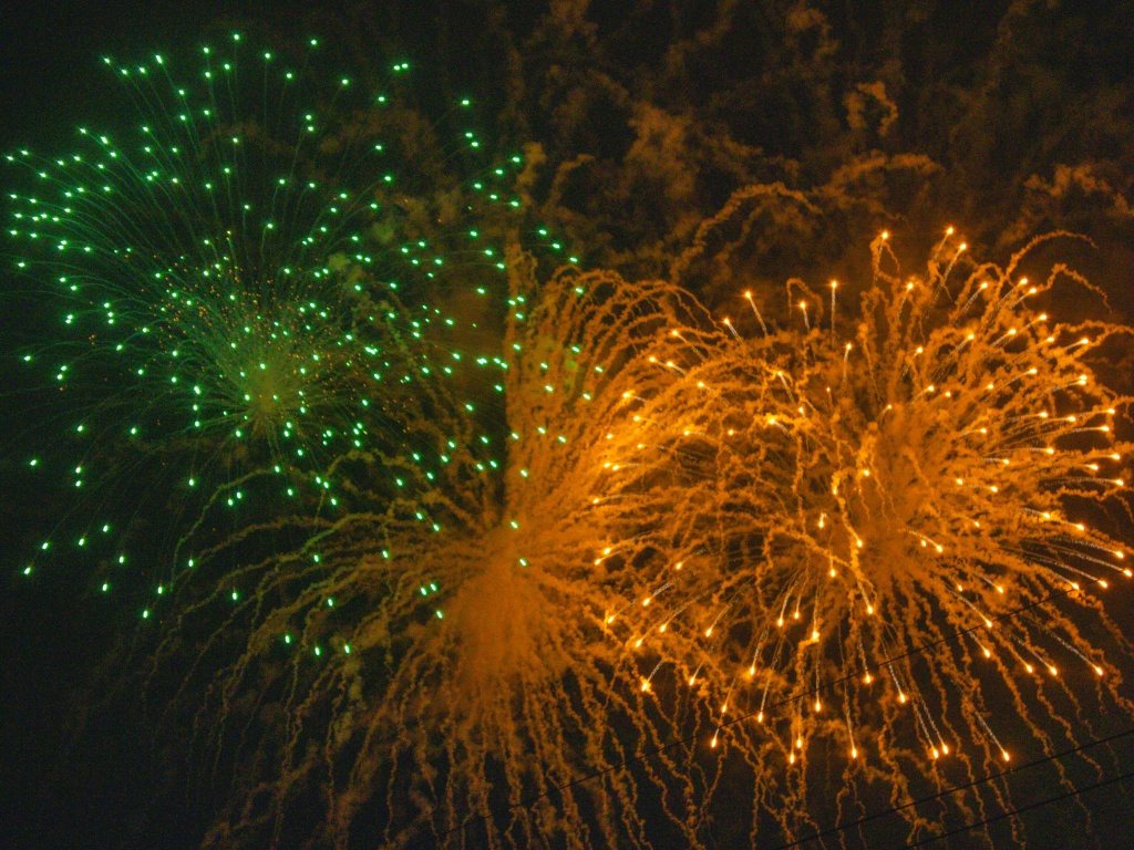  Праздничный салют ко Дню полного освобождения Ленинграда от фашистской блокады. Фото: Ирина Иванова.