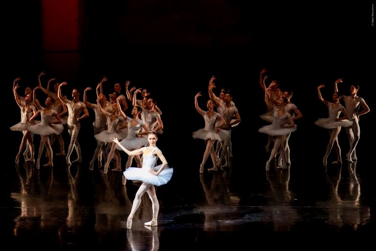 «Урал Балет». Сцена из балета «Павильон Армиды». Источник: danceopen.com/ru. Правообладатель: оргкомитет фестиваля. «Урал Балет». Сцена из балета «Павильон Армиды». Источник: danceopen.com/ru. Правообладатель: оргкомитет фестиваля.