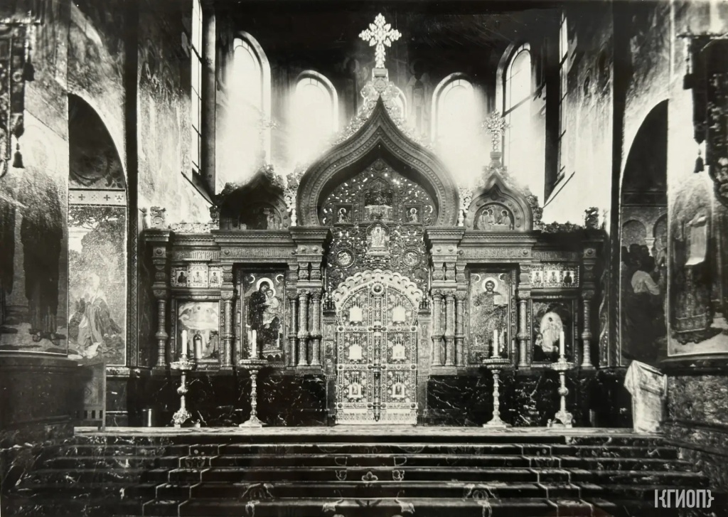 Иконостас храма выполнен в 1901-1907 годах в Генуе из итальянских разноцветных мраморов по проекту архитектора Альфреда Парланда. Иконостас храма выполнен в 1901-1907 годах в Генуе из итальянских разноцветных мраморов по проекту архитектора Альфреда Парланда.