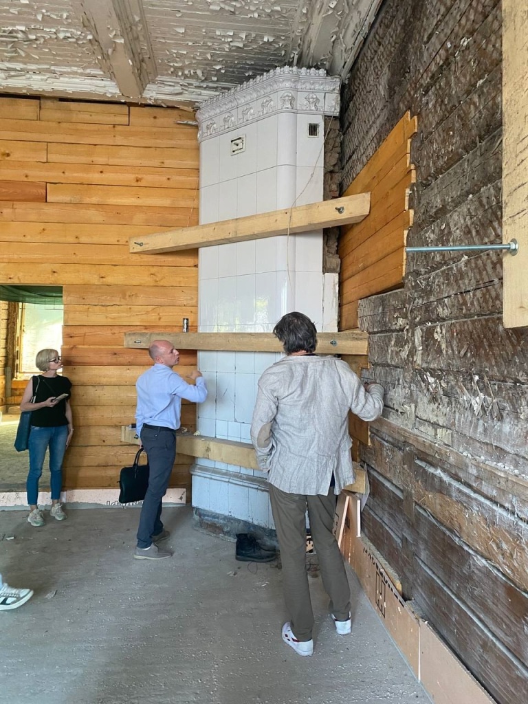 В зале ожидания установлена угловая печь финского завода Або, сохранившаяся до настоящего времени. 