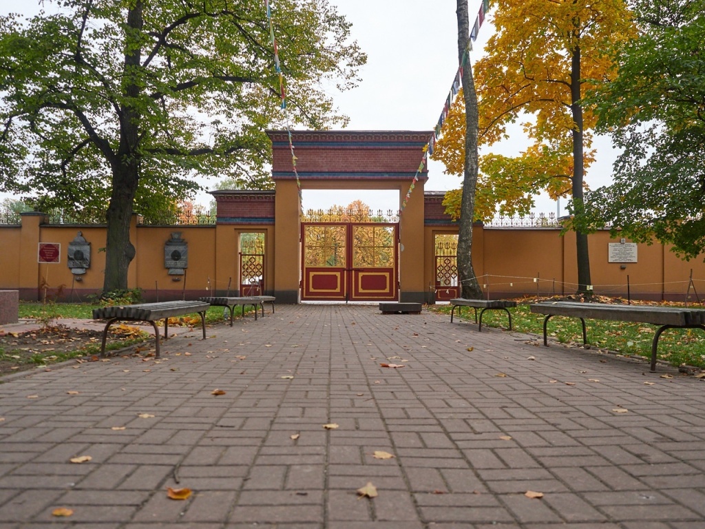 Главные ворота дацана называются «Богдойн-халга». Правообладатель: ВК группа "Дацан Гунзэчойнэй ཀུན་བརྩེ་ཆོས་གནས་གྲྭ་ཚང", vk.com/dazanspb.