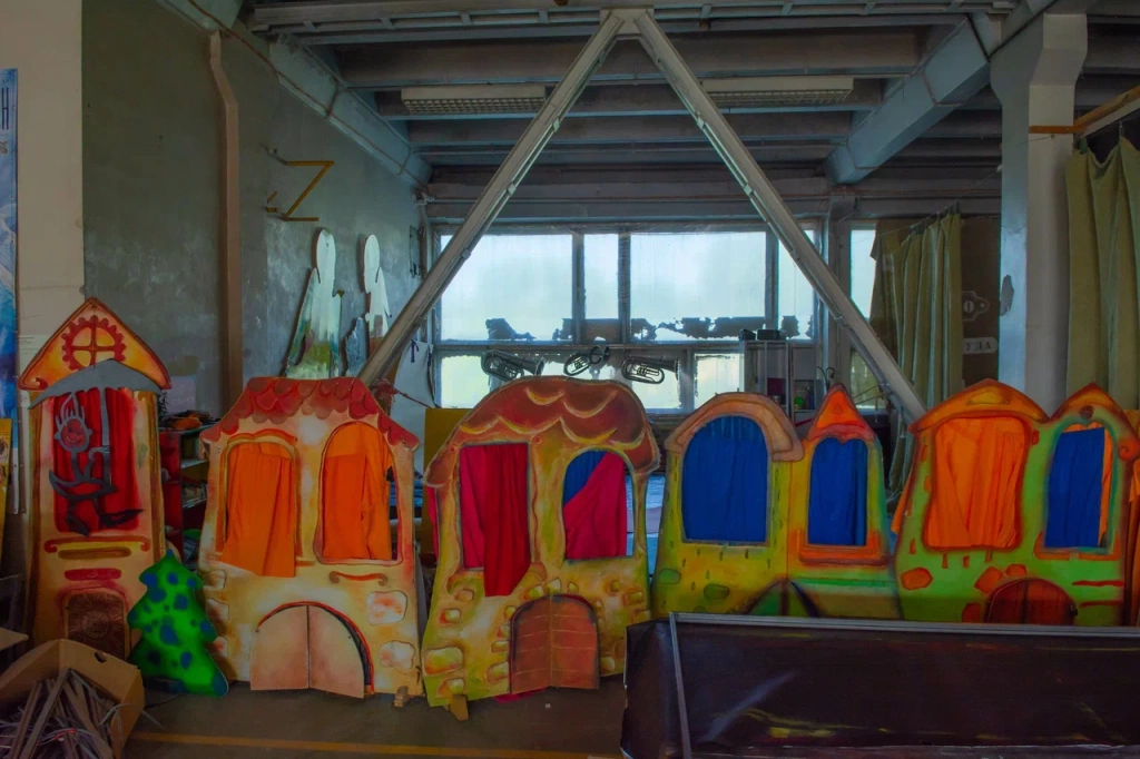 Вместе с актерами гастролируют и их дети. Фото: Ирина Иванова. 