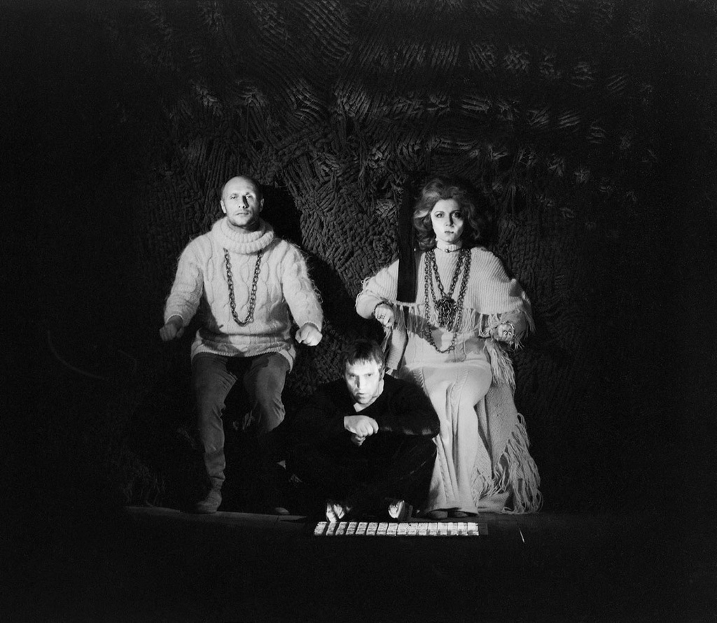 Актеры Александр Пороховщиков, Алла Демидова и Владимир Высоцкий в спектакле Театра на Таганке «Гамлет». Фото: russiainphoto.ru 