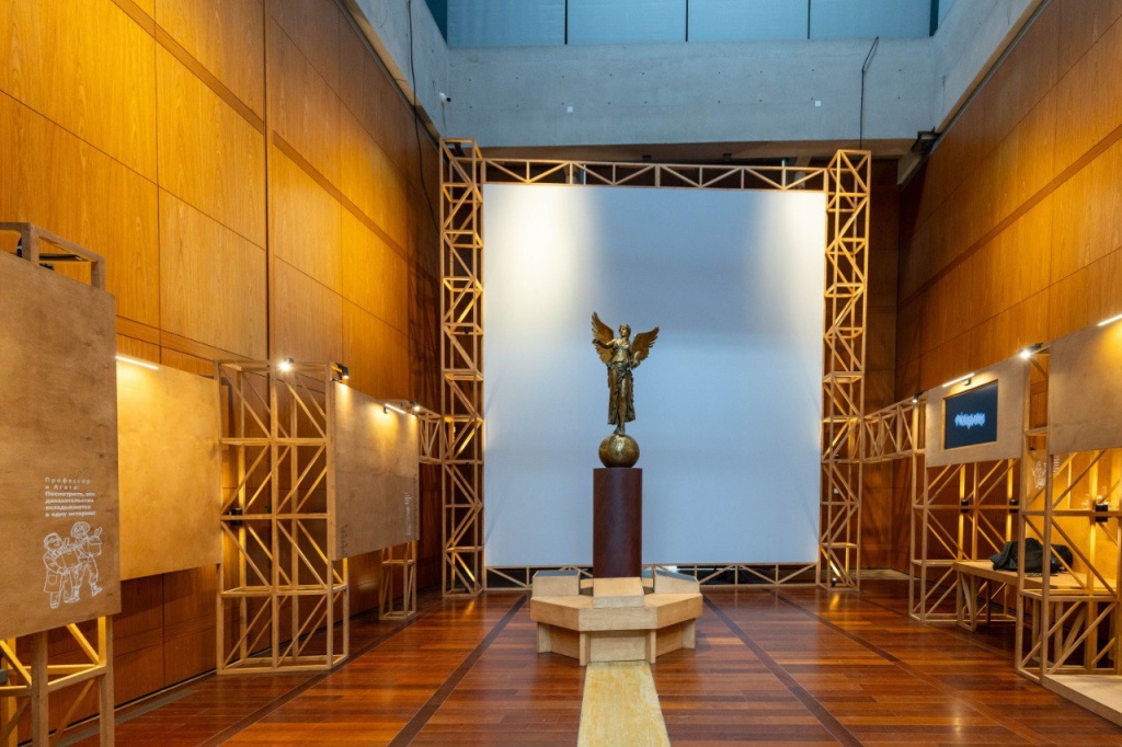 В составе экспозиции - более 50 предметов: графика, глиптика, нумизматика, прикладного искусства, скульптурные портреты. 