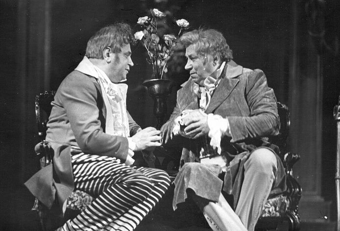 Фото: alexandrinsky.ru / Чичиков — И. О. Горбачёв, Манилов — В. В. Меркурьев («Похождения Чичикова, или Мёртвые души» по поэме Н. В. Гоголя, режиссёр — Н. М. Шейко, 1974 г.) Фото: alexandrinsky.ru / Чичиков — И. О. Горбачёв, Манилов — В. В. Меркурьев («Похождения Чичикова, или Мёртвые души» по поэме Н. В. Гоголя, режиссёр — Н. М. Шейко, 1974 г.)