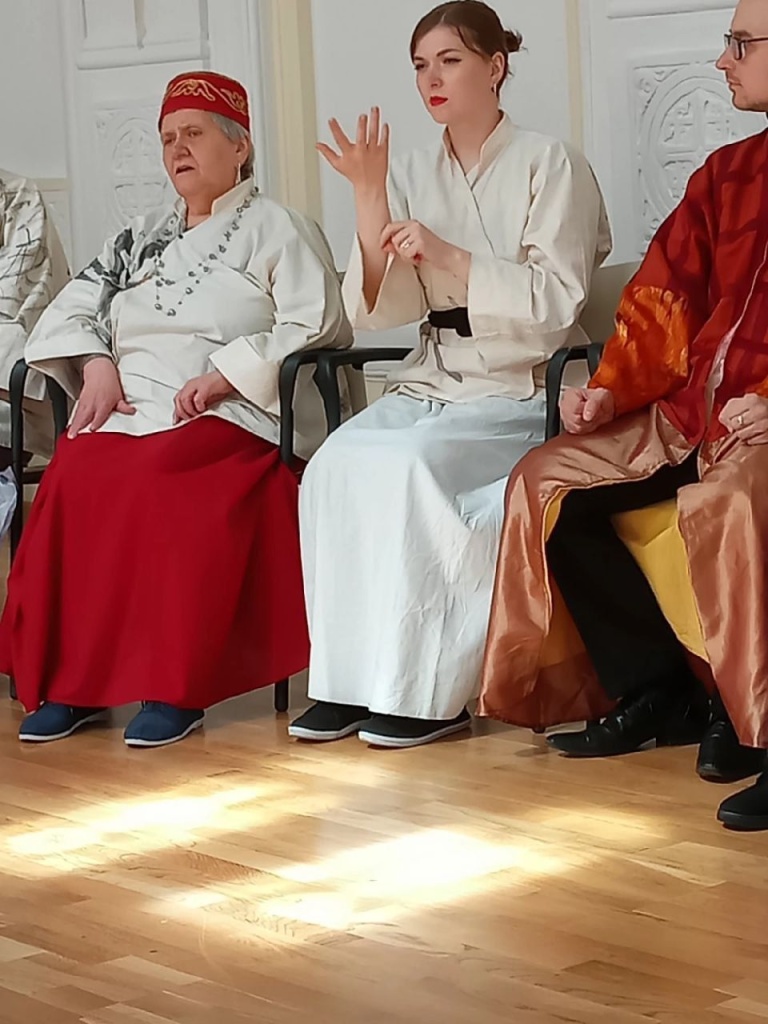  Юлия Вдовиченко во время работы переводчиком РЖЯ. Правообладатель визуальных материалов в статье: проект ТЕАТРБЕЗГРАНИЦ.