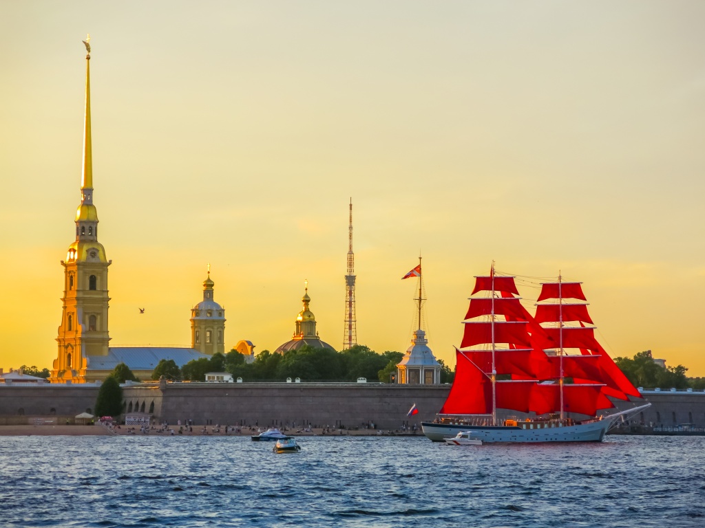 Алые паруса на закате на Неве. Фото: Ирина Иванова. 