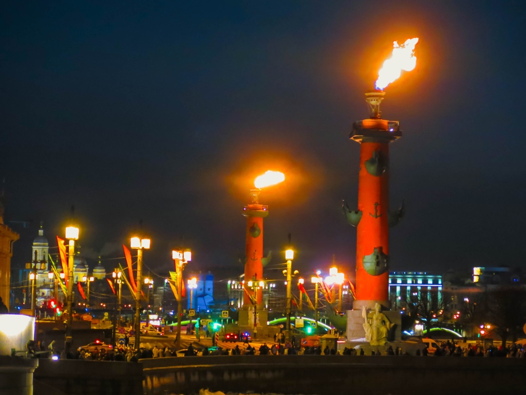 Факелы Ростральных колонн в День снятия блокады Ленинграда. Фото: Ирина Иванова.