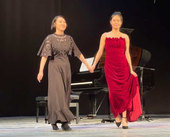 Фортепианный дуэт – Чжан Линь (Китай) и Хан Тэён (Южная Корея). Источник: vk.com/public222739719. Правообладатель: vk.com/public222739719.