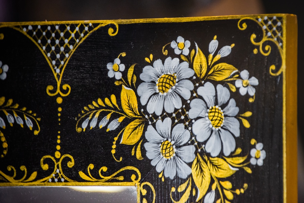 Цветы петербургской росписи. Фото: Ирина Иванова.