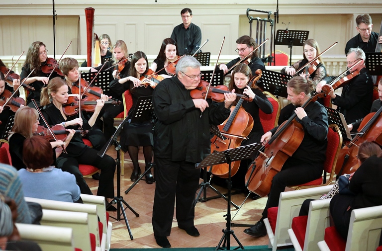 ергей Стадлер и Симфонический оркестр Санкт-Петербурга. Фото предоставлено пресс-службой «Петербург-концерта». Правообладатель: «Петербург-концерт». 