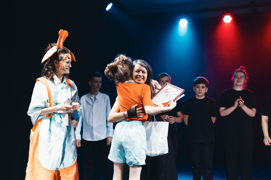 Вручение награды. Фото: пресс-служба театра-студии «Горошины».