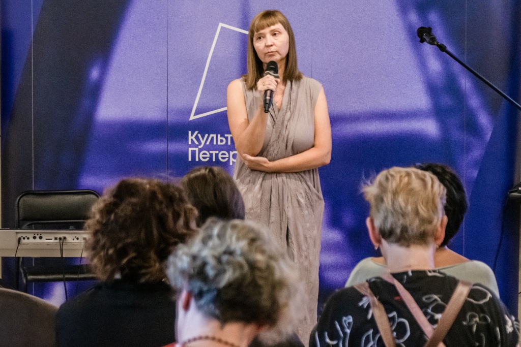 Яна Череватая, руководитель студии. Фото: Ирина Иванова. Медиацентр выставка слепых художников 2024 small. Фото - Ирина Иванова-9413.jpg