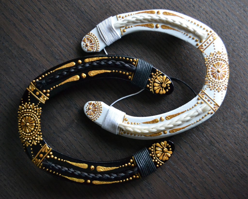 Подковы с росписью художницы. Из личного архива Юлии Бойши.