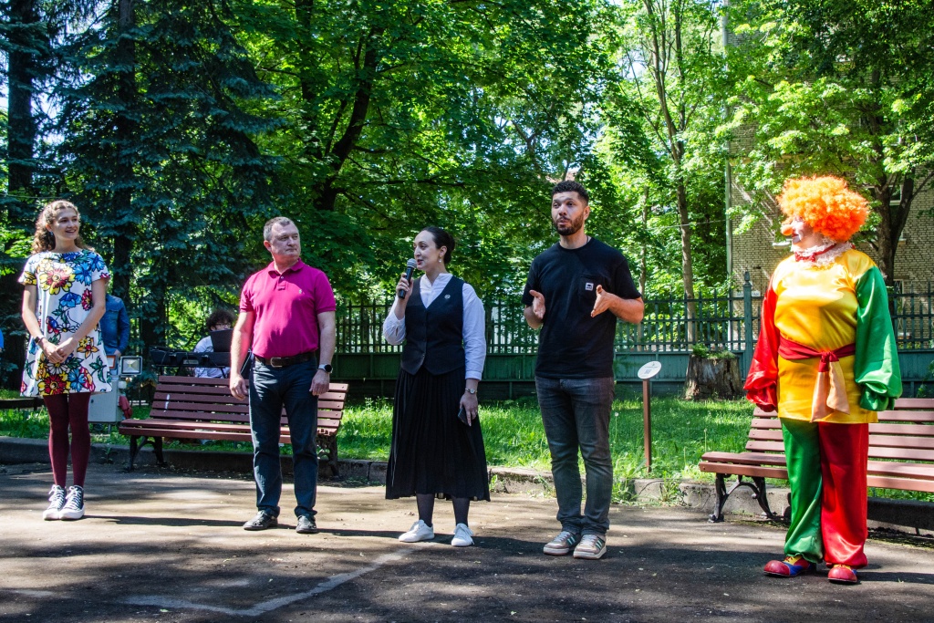 Слева направо: Юлия (ведущая), Олег Дуркин (председатель СПБ ВОГ), Юлия Прокофьева (заведующая детским музейным центром исторического воспитания), Руслан давдян (переводчик РЖЯ). Фото: Ирина Иванова.