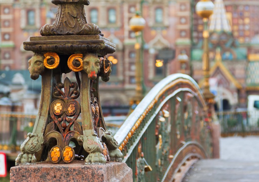 На фото: Мало-конюшенный мост. Фото: ru.freepik.com detail-of-malo-koniushennyi-bridge.jpg
