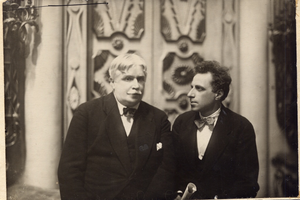 Головин и Мейерхольд (1920-е). Фотография из собрания Санкт-Петербургского музея театрального и музыкального искусства. Экспонат выставки «Казус Мейерхольда». Фото: пресс-служба фестиваля «Дягилев P.S.». Головин, В. Мейерхольд 1911, В. Мейерхольд 1920-е Головин, В. Мейерхольд 1911, В. Мейерхольд 1920-е.Фотографии из собрания Санкт-Петербургского музея театрального и музыкального искусства.jpg