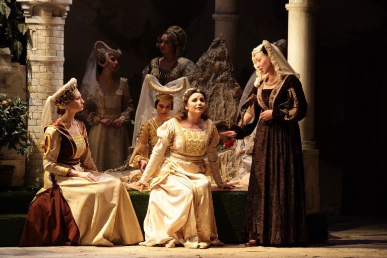 Сцена из оперы Чайковского «Иоланта». Источник: opera-centre.ru. Автор: Александр Гайдук. Правообладатель: Центр оперного пения имени Галины Вишневской. Сцена из оперы Чайковского «Иоланта». Источник: opera-centre.ru. Автор: Александр Гайдук. Правообладатель: Центр оперного пения имени Галины Вишневской.