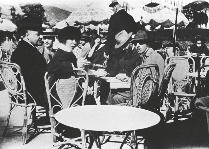 Первый слева в группе – Сергей Дягилев, рядом с ним - Матильда Кшесинская / biography.wikireading.ru