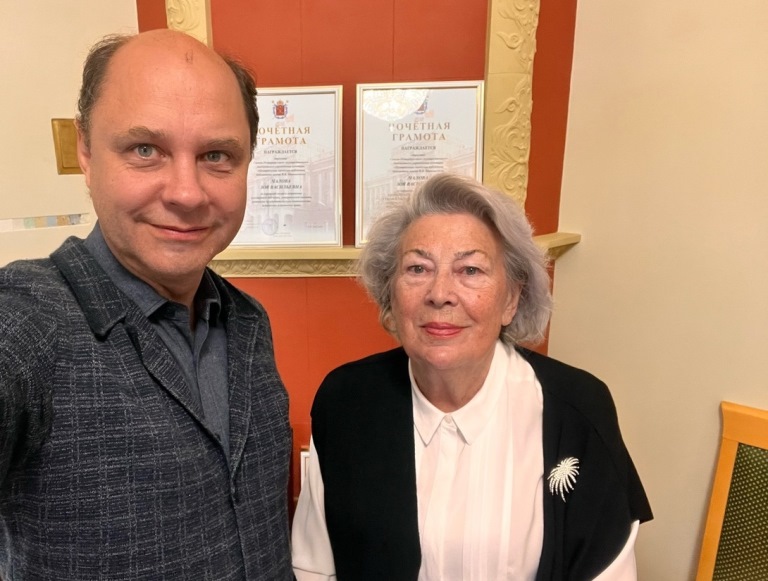 Президент фестивального движения «Книжные маяки России», основатель и автор идеи фестиваля «Книжный маяк» Денис Котов и директор Центральной городской публичной библиотеки им. В.В. Маяковского Зоя Васильевна Чалова. Источник: vk.com/piterbookcom. Правообладатель: vk.com/piterbookcom.