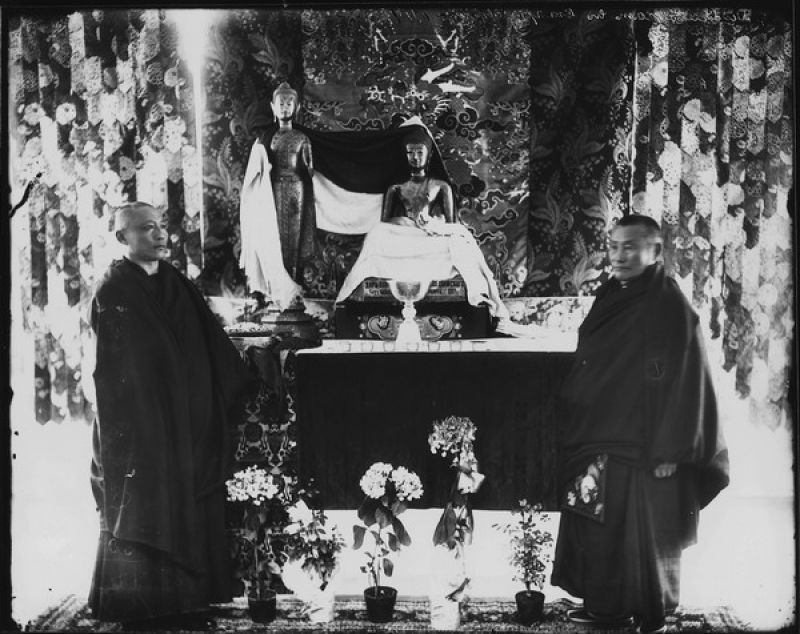 Первый ширетуй храма Сергей Дмитриевич Жигжитов (слева) и основатель храма Агван Доржиев у позолоченных статуй Будд, подаренных королем Сиама Магой Вачиравудом (Будда в позе медитации) и русским консулом Григорием Анатольевичем Плансоном (Будда в полный рост). Правообладатель: Центральный государственный архив кинофотофонодокументов Санкт-Петербурга, russiainphoto.ru.