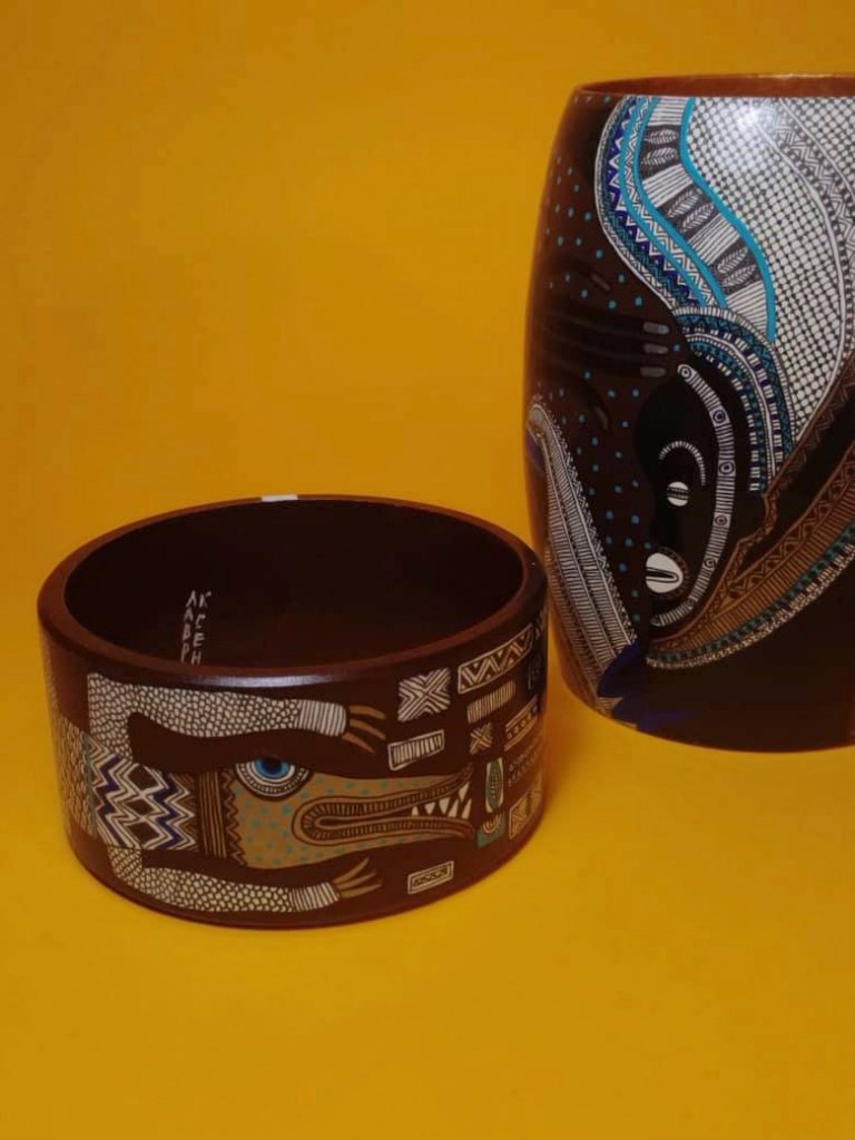 Серия браслетов «Черная Африка». Высота 4 и 10 см. Акрил, тушь, перо, лак строительный. 2022. ДПИ