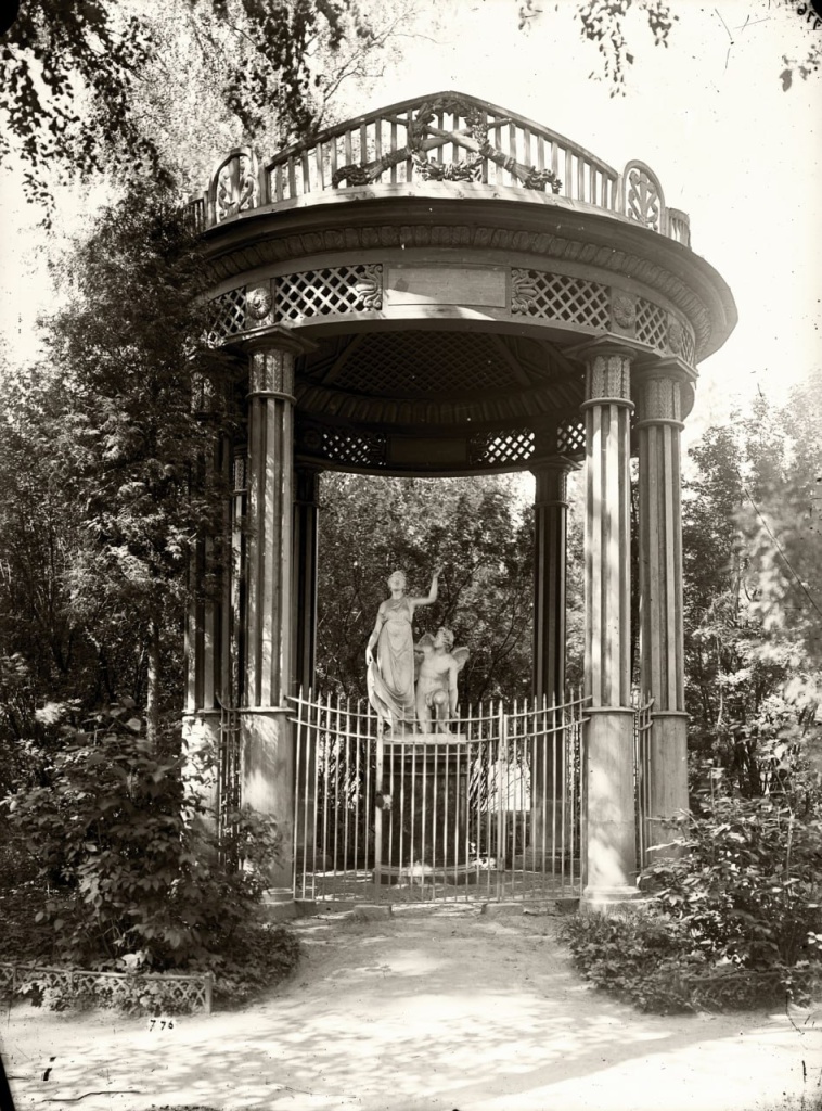 Памятник памятник великой княжне Александре Павловне. 