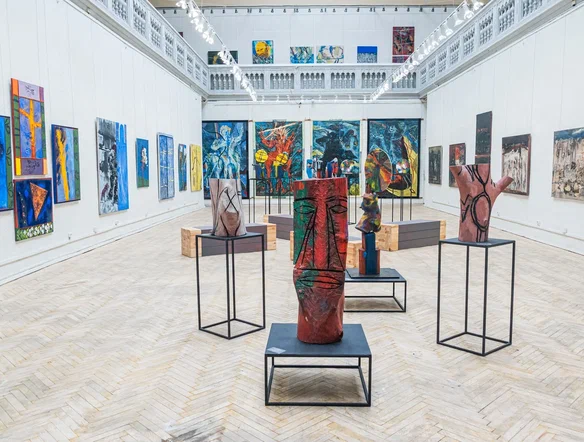 Сломанный нагреватель, памятник начальнику Камчатки и панно из газетницы – чем художники удивляют зрителей 