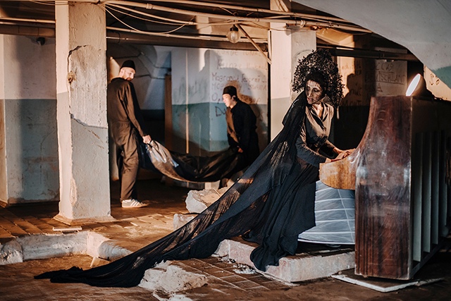 В этом спектакле борьба за души героев происходит на незримом уровне. Фото: Тая Овод. Сцена из спектакля "Крысолов". Фото: Тая Овод.