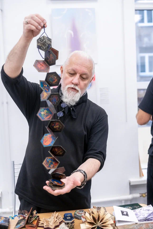 Ловким движением руки статуэтки превращаются в книги. Фото предоставлено организаторами мероприятия. Ловким движением руки статуэтки превращаются в книги. Фото предоставлено организаторами мероприятия.