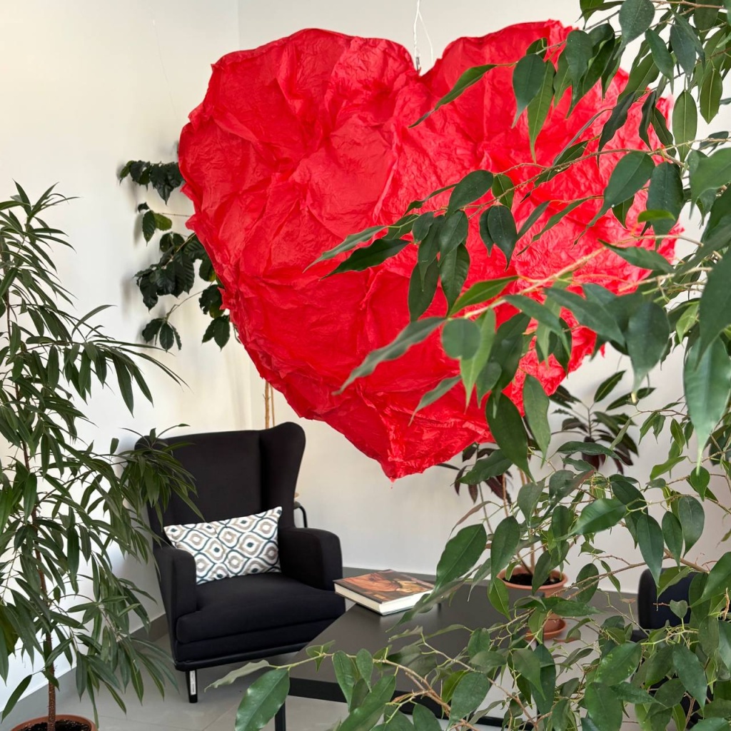 Организаторы предлагают отвлечься от повседневной реальности и размышлений об осознанных отношениях, погрузившись в мир мечтаний. 