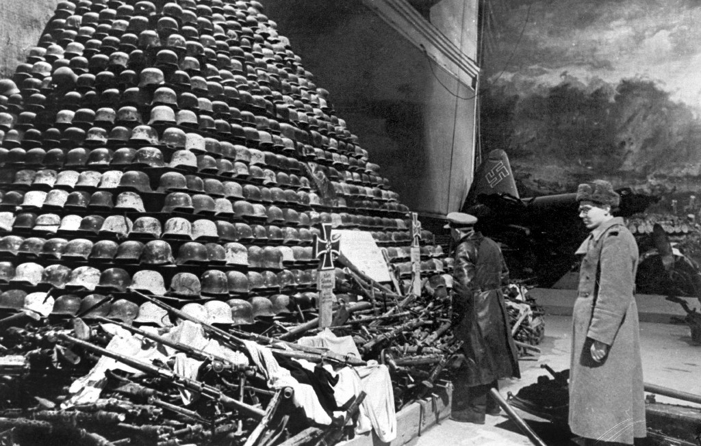 Об итогах Ленинградской битвы красноречиво говорят две фотографии, одна из которых была сделана на выставке «Героическая оборона Ленинграда» в зале трофеев у огромной пирамиды из немецких касок.