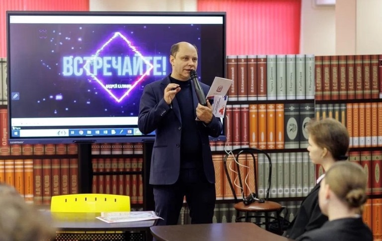 Основатель и автор идеи фестиваля «Книжный маяк», президент фестивального движения «Книжные маяки России» Денис Котов. Источник: vk.com/piterbookcom. Правообладатель: vk.com/piterbookcom. Основатель и автор идеи фестиваля «Книжный маяк», президент фестивального движения «Книжные маяки России» Денис Котов. Источник: vk.com/piterbookcom. Правообладатель: vk.com/piterbookcom.