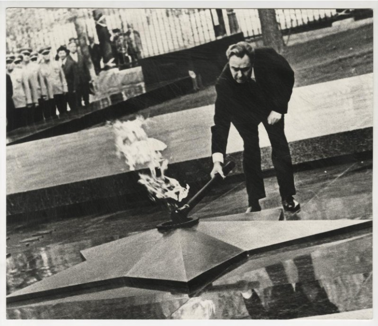 Генеральный секретарь ЦК КПСС Леонид Ильич Брежнев зажигает Вечный огонь во время торжественного открытия мемориального комплекса «Могила Неизвестного Солдата». Правообладатель: Мультимедийный комплекс актуальных искусств, goskatalog.ru.