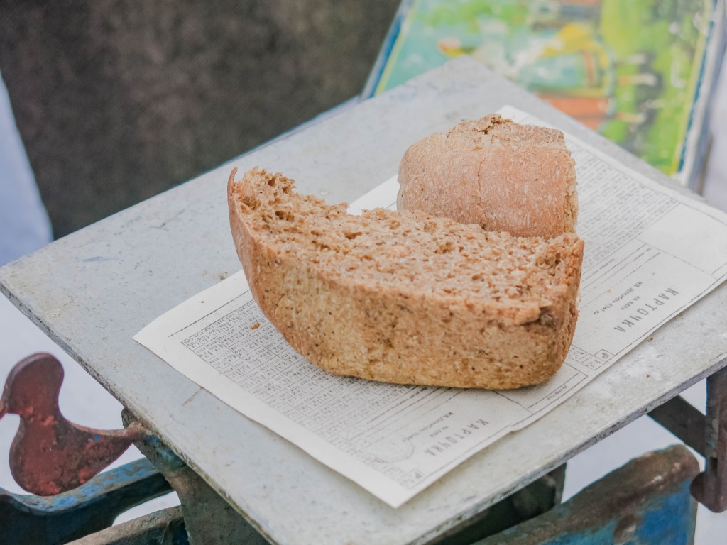 Хлебные карточки ввели в Ленинграде ещё до блокады, почти сразу после начала Великой Отечественной войны – 18 июля 1941 г. Одна из причин: в первые дни войны 23 немецких бомбардировщика разгромили ленинградские Бадаевские склады. За несколько часов было уничтожено свыше 3000 т муки.. Фото: Ирина Иванова.