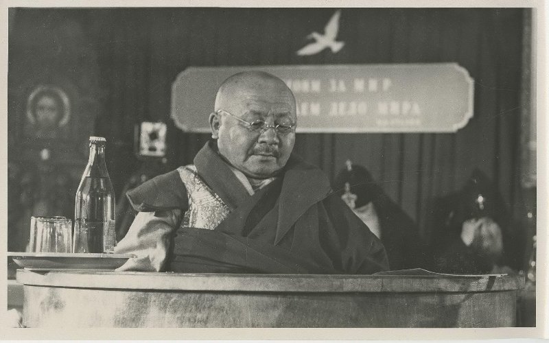 Конференция всех Церквей и религиозных объединений в СССР в 1952 году. Выступление Лубсан-Нимы Дармаева, председателя Центрального духовного управления буддистов СССР и носителя высшего духовного титула в российском буддизме - Пандито Хамбо-лама. Правообладатель: ГБУК ДО г. Москвы «Мультимедийный комплекс актуальных искусств», goskatalog.ru. 