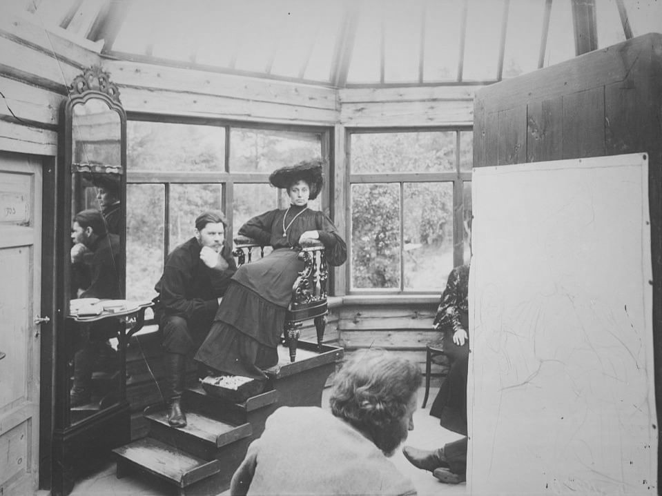 Максим Горький и актриса Мария Андреева позируют художнику Илье Репину в усадьбе «Пенаты». Санкт-Петербург, 1905 год. Правообладатель: Карл Булла / Мультимедиа Арт Музей, mamm-mdf.ru.