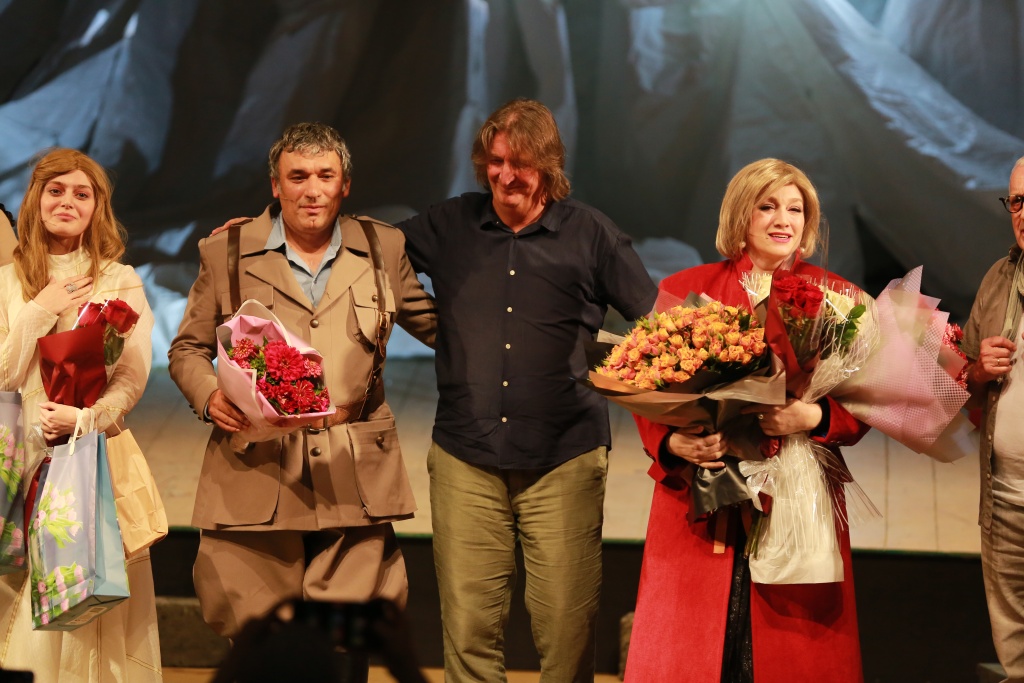 Спектакль «Отелло». Слева направо: Мадина Пицуева, Магомед Умаров, Роман Мархолиа, Хава Ахмадова. Фото: Пресс-служба Чеченского государственного драматического театр имени Ханпаши Нурадилова.