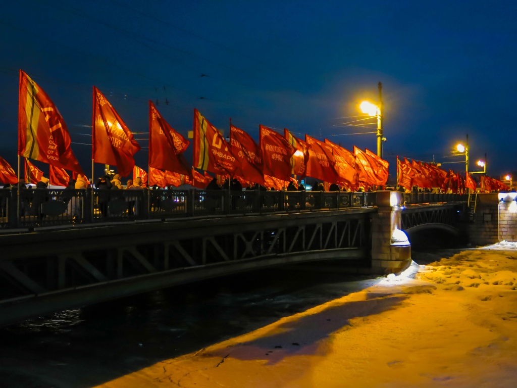 Флаги на Дворцовом мосту ко Дню снятия блокады Ленинграда. Фото: Ирина Иванова.