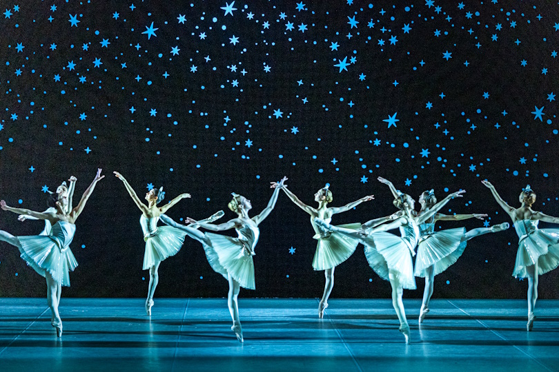 Сцена из балета «Щелкунчик». Источник: mikhailovsky.ru. Правообладатель: Михайловский театр. nutcracker_16.jpg