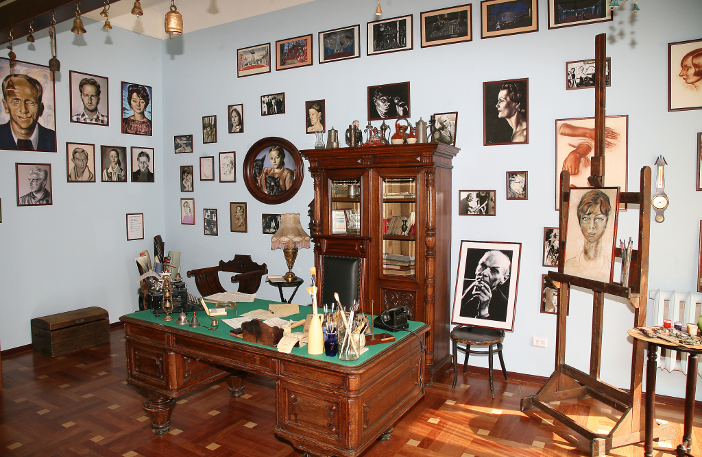 Правообладатель: театр Комедии им. Н.П. Акимова, akimovkomedia.ru.