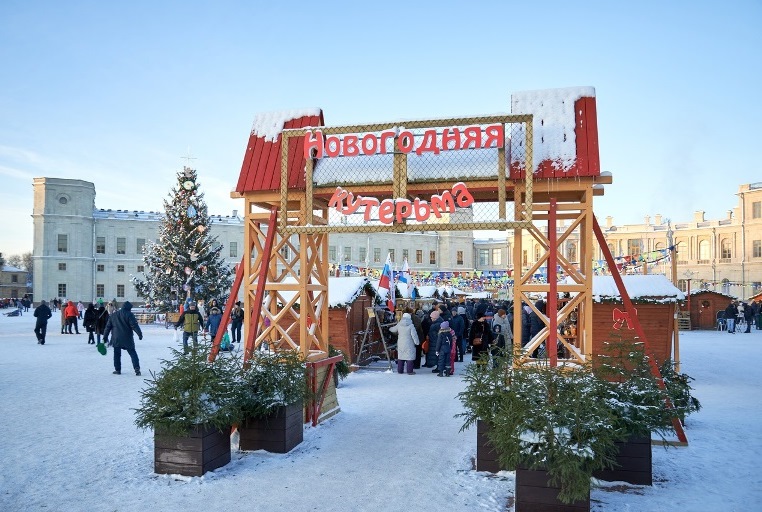 Фестиваль «Новогодняя кутерьма». Ярмарочный городок на Плацу перед Гатчинским дворцом. Источник: vk.com/gatchina.palace. Правообладатель: Музей-заповедник «Гатчина». 