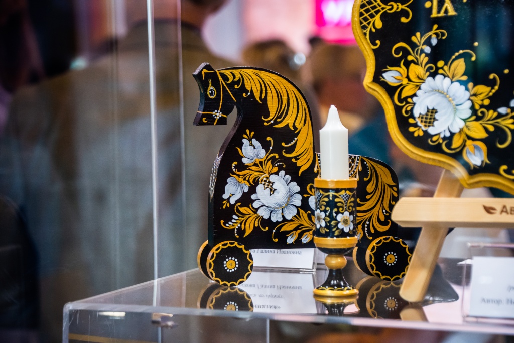 Петербургская роспись на лошадке Галиной Носковой. Фото: Ирина Иванова.