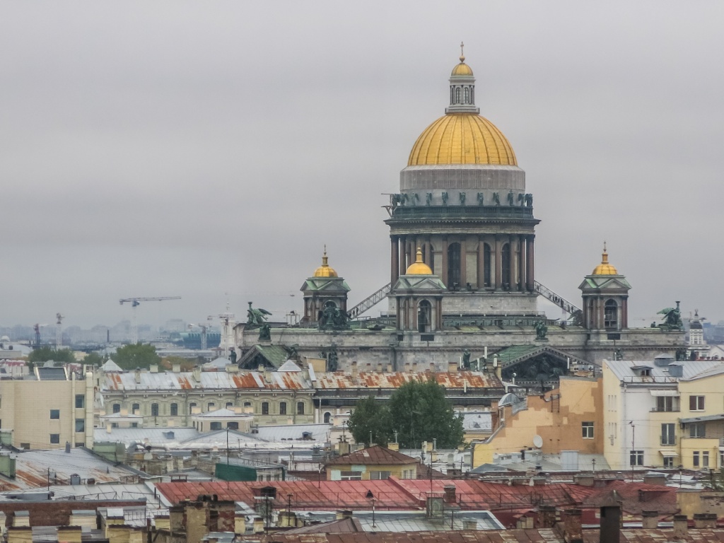 Исаакиевский собор. Фото: Ирина Иванова. Правообладатель: Институт культурных программ. Исаакиевский собор. Крыши Петербурга. Фото: Ирина Иванова.