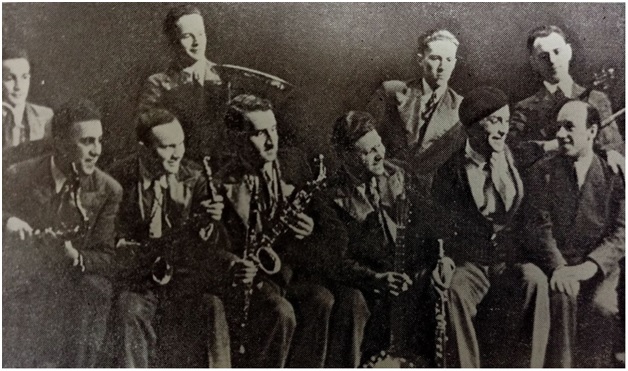 Дунаевский и Утёсов с музыкантами джаз-оркестра Мюзик-холла. (1932 г.). Правообладатель: Санкт-Петербургская детская школа искусств имени И.О. Дунаевского, dshi-dun.spb.muzkult.ru. Дунаевский и Утесов с музыкантами джаз-оркестра Мюзик-холла. (1932 год). Правообладатель: Санкт-Петербургская детская школа искусств имени И.О. Дунаевского, dshi-dun.spb.muzkult.ru.