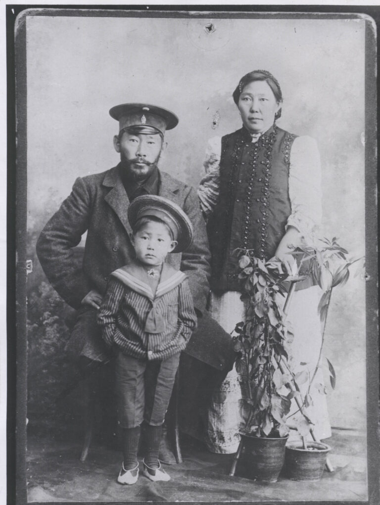 Алексей Елисеевич Кулаковский с женой Евдокией Ивановной Лысковой и сыном Алешей. Фото: goskatalog.ru.